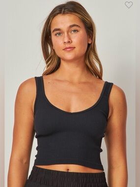 291. Stretchy Ribbed Seamless V neck crop top in black